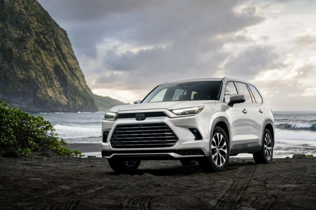 من عالم آخر!!.. تعرف على مواصفات سيارة تويوتا جراند هايلاندر 2024 Toyota Grand Highlander وسعرها بالمملكة العربية السعودية (صور)