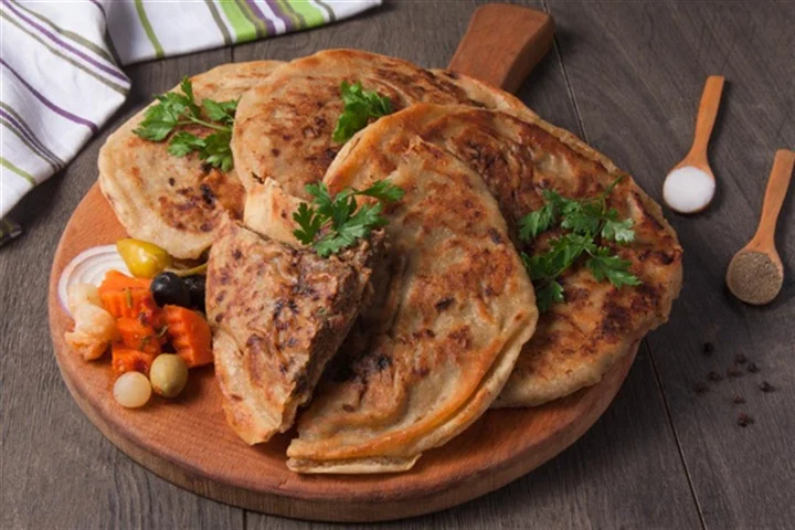 طريقة عمل الحواوشي بالسجق في العيش البلدي خطوة بخوة