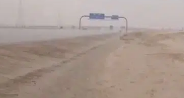 هطول أمطار غزيرة يحول طريق الرياض – القصيم إلى مشهد خلاب
