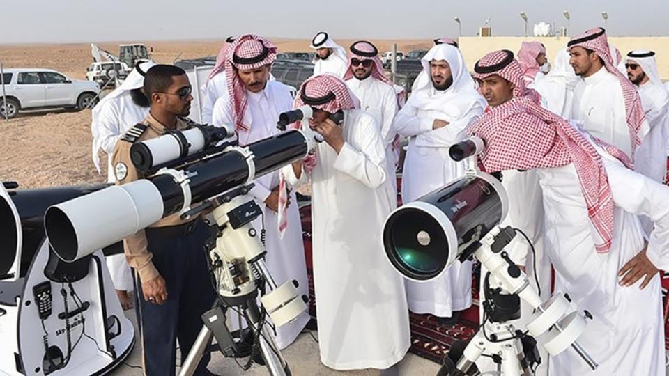 “الان” تحرى هلال شوال 2024 السعودية..تعرف على أول أيام عيد الفطر المبارك وموعد صلاة العيد